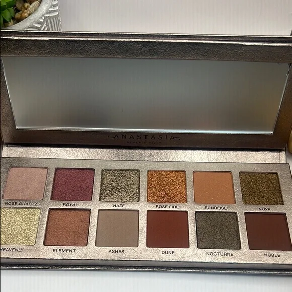 Anastasia Beverly Hills Rose Metals Eyeshadow Palette - Picture 3 of 13